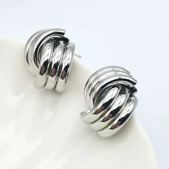Knot Design Stud Earrings Silvertone For Pierced Ears NEW - Picture 1 of 5
